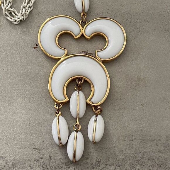 Vintage Trifari White Gold Resin Crescent Shape 4.75" Pendant Necklace 14" Drop - Picture 3 of 6